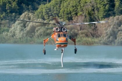 Grèce : trois pompiers morts, 8 000 évacués en Crète