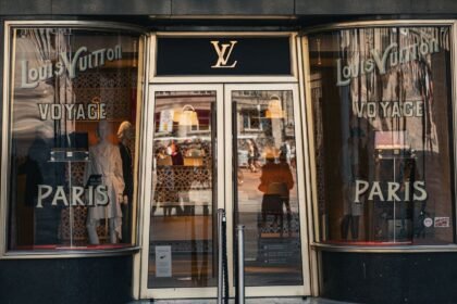 Kering bondit de 16 % en Bourse, Gucci se redresse