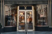 Kering bondit de 16 % en Bourse, Gucci se redresse