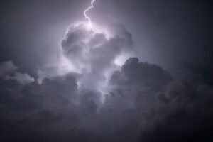 Orages : 10 départements en vigilance orange ce vendredi après-midi Orages : 10 départements en vigilance orange ce vendredi après-midi