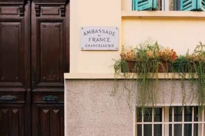 250 000 visas pour les algériens : l'ambassadeur romatet enflamme la droite française 250 000 visas pour les Algériens : l’ambassadeur Romatet enflamme la droite française