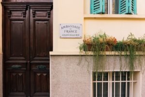 250 000 visas pour les algériens : l'ambassadeur romatet enflamme la droite française 250 000 visas pour les Algériens : l'ambassadeur Romatet enflamme la droite française