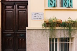 250 000 visas pour les Algériens : l'ambassadeur Romatet enflamme la droite française