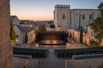 Scène de théâtre en plein air à Avignon