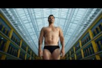 Florent Manaudou dans la piscine Molitor, image du documentaire HBO Max