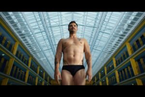 Florent manaudou devient ambassadeur de yomoni pour parler d'argent après le sport Florent Manaudou dans la piscine Molitor, image du documentaire HBO Max