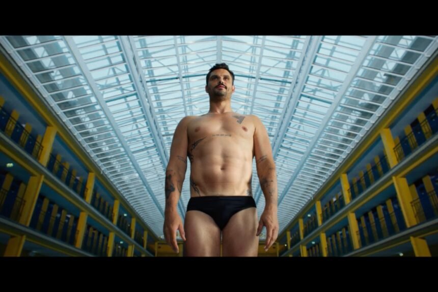 Florent manaudou devient ambassadeur de yomoni pour parler d'argent après le sport Florent Manaudou dans la piscine Molitor, image du documentaire HBO Max