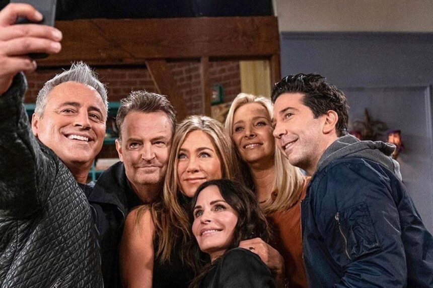 Friends de retour en intégralité sur netflix, la plateforme confirme la surprise Les six acteurs de Friends posent ensemble pour un selfie lors des retrouvailles