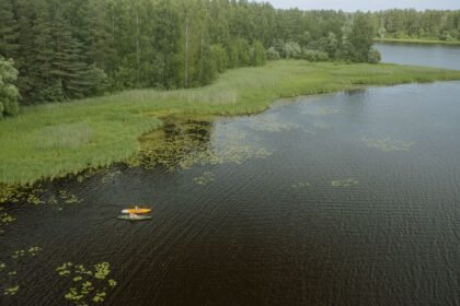 Hesdin-la-Forêt : le maire descend la Canche en cochon rose