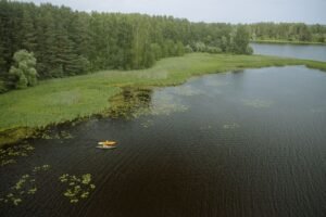 Hesdin-la-Forêt : le maire descend la Canche en cochon rose