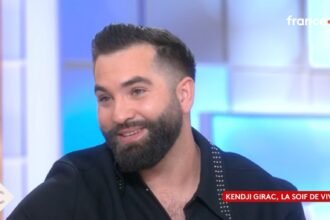 Kendji Girac souriant lors d'une interview télévisée