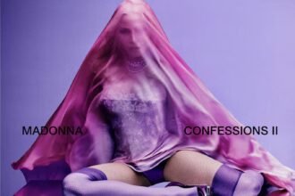 Madonna pose voilée pour la pochette de l'album Confessions II