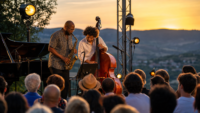 Millau jazz festival : la 35e édition s’ouvre ce dimanche Musiciens de jazz sur une scène en plein air devant un public au coucher du soleil