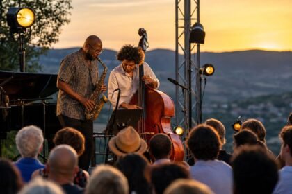 Millau jazz festival : la 35e édition s’ouvre ce dimanche Musiciens de jazz sur une scène en plein air devant un public au coucher du soleil
