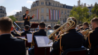 14-juillet : la musique de la garde républicaine, bien plus qu’un cérémonial Orchestre de cuivres en uniforme lors d’une cérémonie musicale à Paris