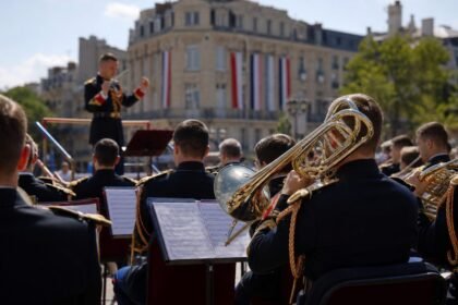 14-juillet : la musique de la garde républicaine, bien plus qu’un cérémonial Orchestre de cuivres en uniforme lors d’une cérémonie musicale à Paris