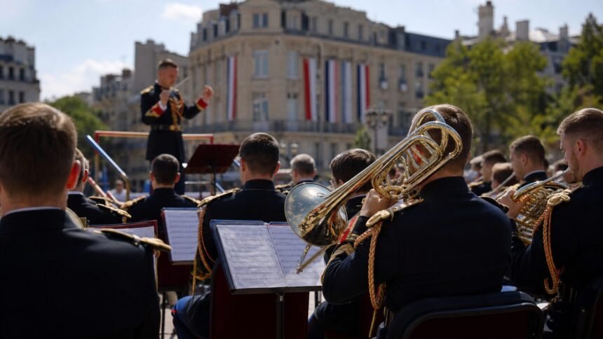 14-juillet : la musique de la garde républicaine, bien plus qu’un cérémonial Orchestre de cuivres en uniforme lors d’une cérémonie musicale à Paris