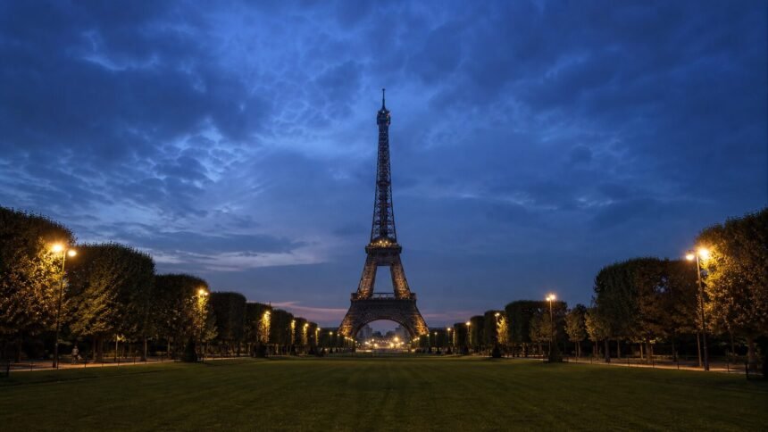 Paris : le feu d’artifice de la fête nationale aura lieu lundi 13 juillet 2026 Feu d’artifice du 13 juillet à Paris près de la tour Eiffel