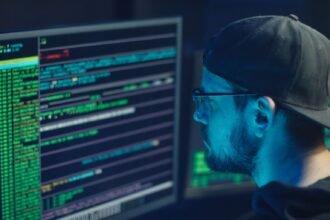 Expert en cybersécurité analysant des lignes de code sur plusieurs écrans