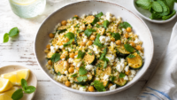 Salade de couscous perlé, courgettes grillées et pois chiches : la recette d’été prête en 35 minutes Salade de couscous perlé aux courgettes grillées, pois chiches, feta, citron et menthe
