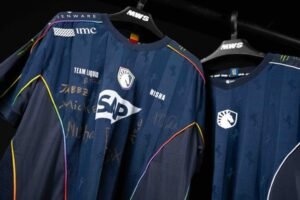 Team liquid et matchwornshirt mettent aux enchères des maillots au profit de l'unicef Maillots Team Liquid signés suspendus sur des cintres MWS