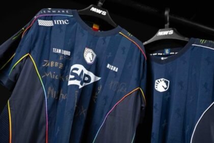 Maillots Team Liquid signés suspendus sur des cintres MWS