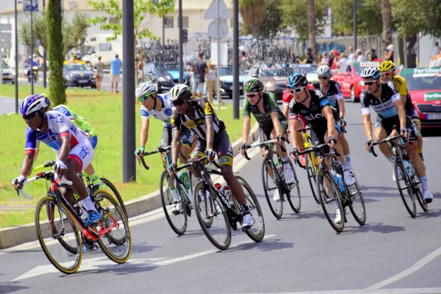 Peloton de coureurs cyclistes professionnels lors d'une course sur route