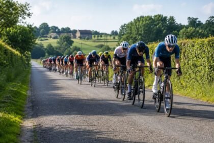 Peloton de cyclistes sur une route de campagne française pendant une course estivale