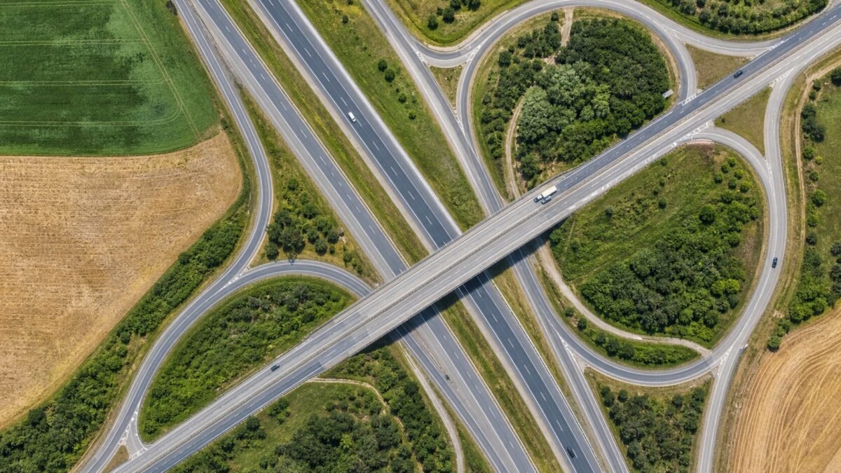 Vue aérienne d’un échangeur routier au milieu de champs en été