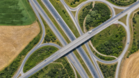 Vue aérienne d’un échangeur routier au milieu de champs en été