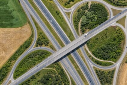 Tour de france à vichy : routes fermées et accès à anticiper mercredi 15 juillet Vue aérienne d’un échangeur routier au milieu de champs en été