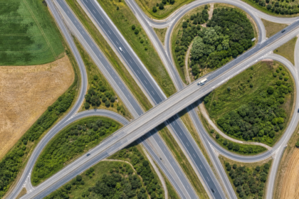 Tour de france à vichy : routes fermées et accès à anticiper mercredi 15 juillet Vue aérienne d’un échangeur routier au milieu de champs en été