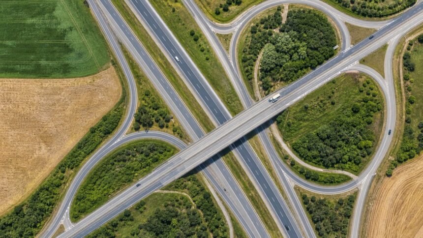 Tour de france à vichy : routes fermées et accès à anticiper mercredi 15 juillet Vue aérienne d’un échangeur routier au milieu de champs en été