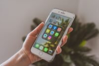 Smartphone affichant des icônes d'applications, illustrant la fermeture de TV Time