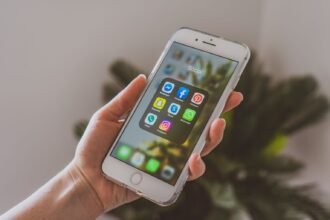 Smartphone affichant des icônes d'applications, illustrant la fermeture de TV Time
