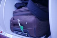 Valise cabine rangee dans le coffre a bagages d un avion