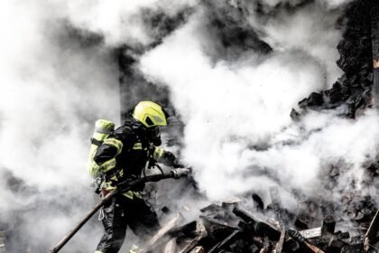 En indonésie, un ado de 17 ans déguisé en superman devient un héros de la forêt En Indonésie, un ado de 17 ans déguisé en Superman devient un héros de la forêt