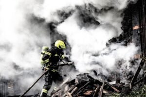 En Indonésie, un ado de 17 ans déguisé en Superman devient un héros de la forêt