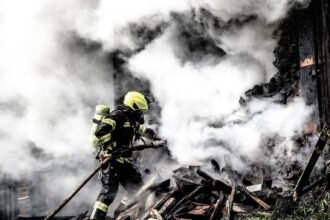 En Indonésie, un ado de 17 ans déguisé en Superman devient un héros de la forêt