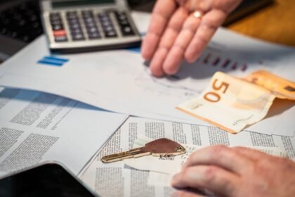 Allocations, apl, retraites : un rapport vise 4,2 milliards d'économies Allocations, APL, retraites : un rapport vise 4,2 milliards d'économies