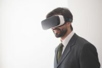Apple supprime 200 postes chez Siri et Vision Pro pour miser sur ses lunettes IA