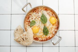 Cette chakchouka aux œufs et poivrons se prépare en 30 minutes