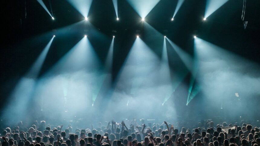 Charli XCX rejoint The Strokes sur scène à Outside Lands