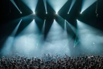 Charli XCX rejoint The Strokes sur scène à Outside Lands