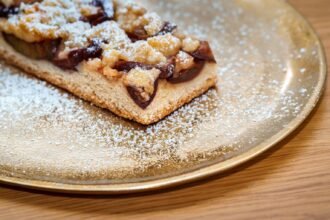 Ce clafoutis aux prunes se prépare en 40 minutes