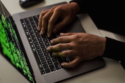 Guerre hybride : la DGSI prévient d&rsquo;actions hostiles plus violentes en France
