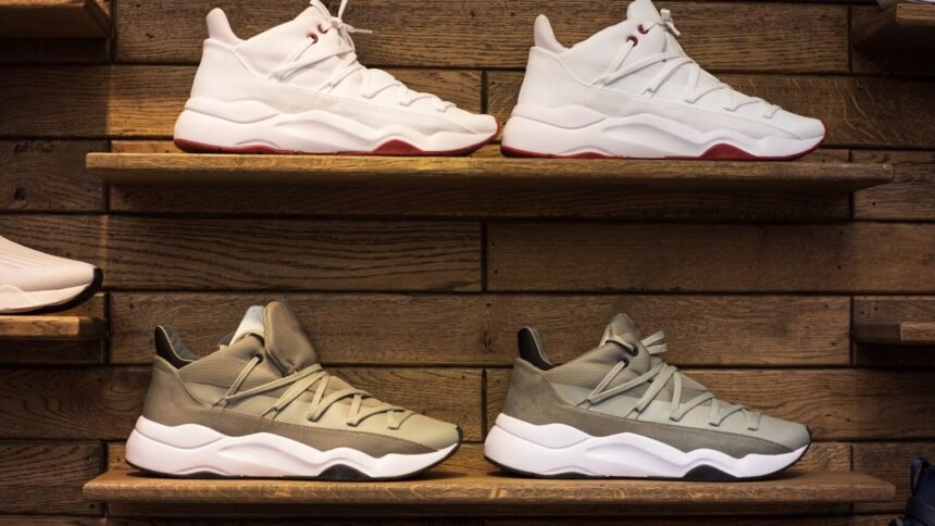 Eminem met aux enchères 117 sneakers, dont celles du super bowl Eminem met aux enchères 117 sneakers, dont celles du Super Bowl