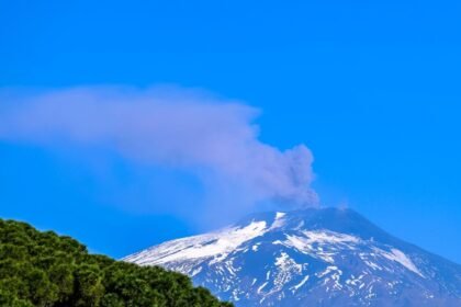 Etna en éruption : l'aéroport de catane fermé jusqu'au 14 août, 700 vols annulés Etna en éruption : l’aéroport de Catane fermé jusqu’au 14 août, 700 vols annulés