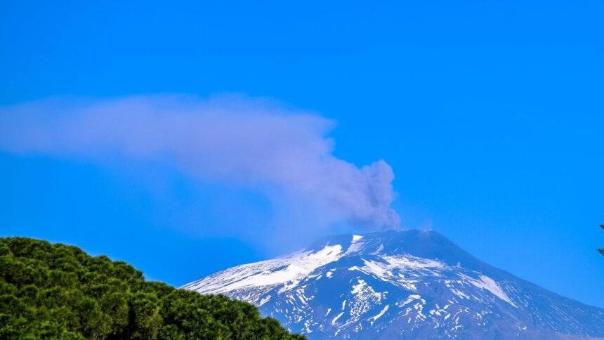 Etna en éruption : l'aéroport de catane fermé jusqu'au 14 août, 700 vols annulés Etna en éruption : l’aéroport de Catane fermé jusqu’au 14 août, 700 vols annulés