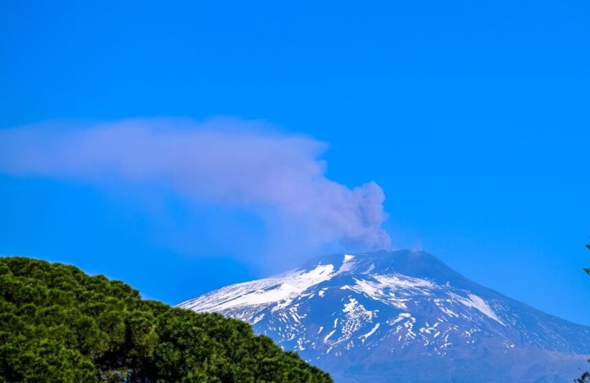 Etna en éruption : l'aéroport de catane fermé jusqu'au 14 août, 700 vols annulés Etna éruption Catane aéroport